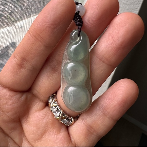 π Jade Edamame peas in a pod authentic necklace - Picture 6 of 9